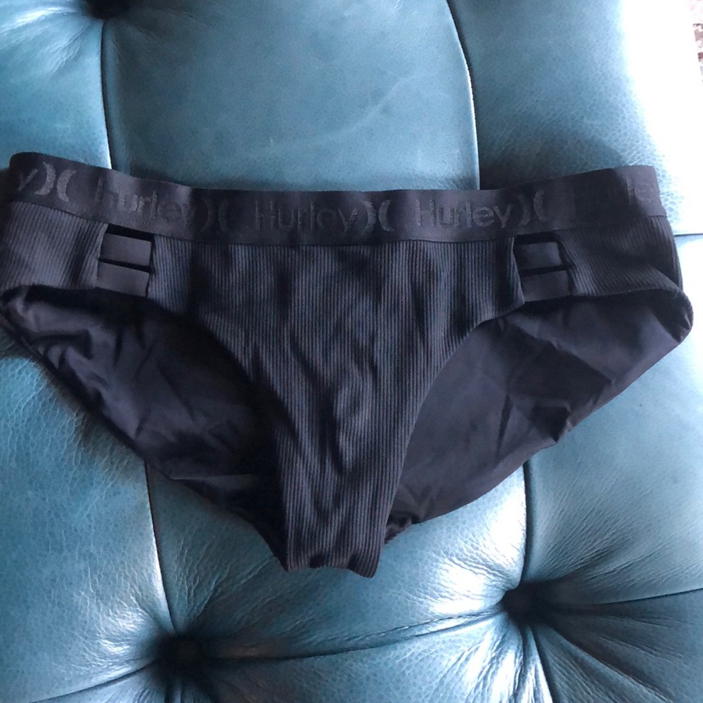 Hurley hipster bikini bottom. Size M
